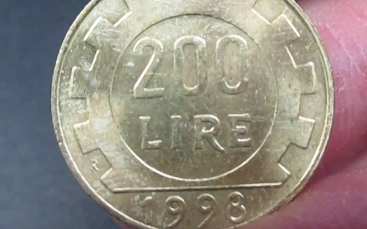 Moneta da 200 lire del Mondiale 1990, simbolo di valore collezionistico e interesse per i viaggi.