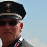 Militari e poliziotti discutono le regole per la pensione anticipata in un ambiente informale.