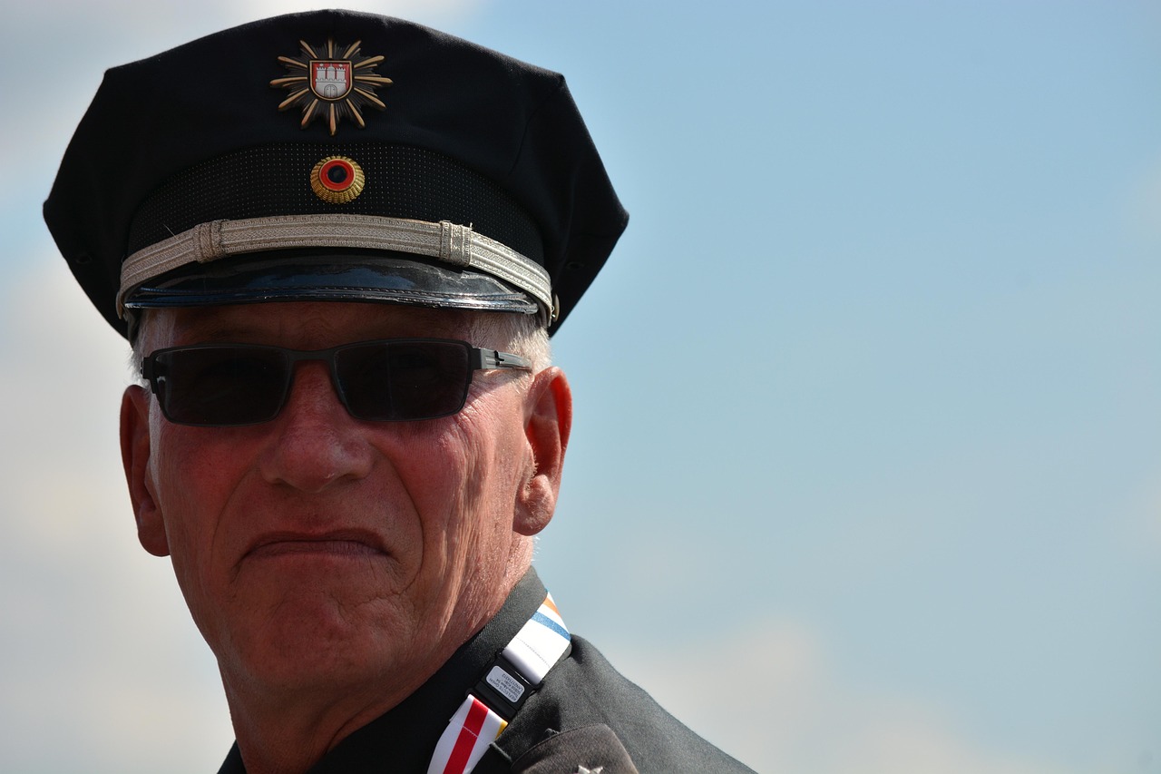 Militari e poliziotti discutono le regole per la pensione anticipata in un ambiente informale.