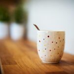 Tazza in ceramica di design, oggetto da collezione con alto valore di mercato.