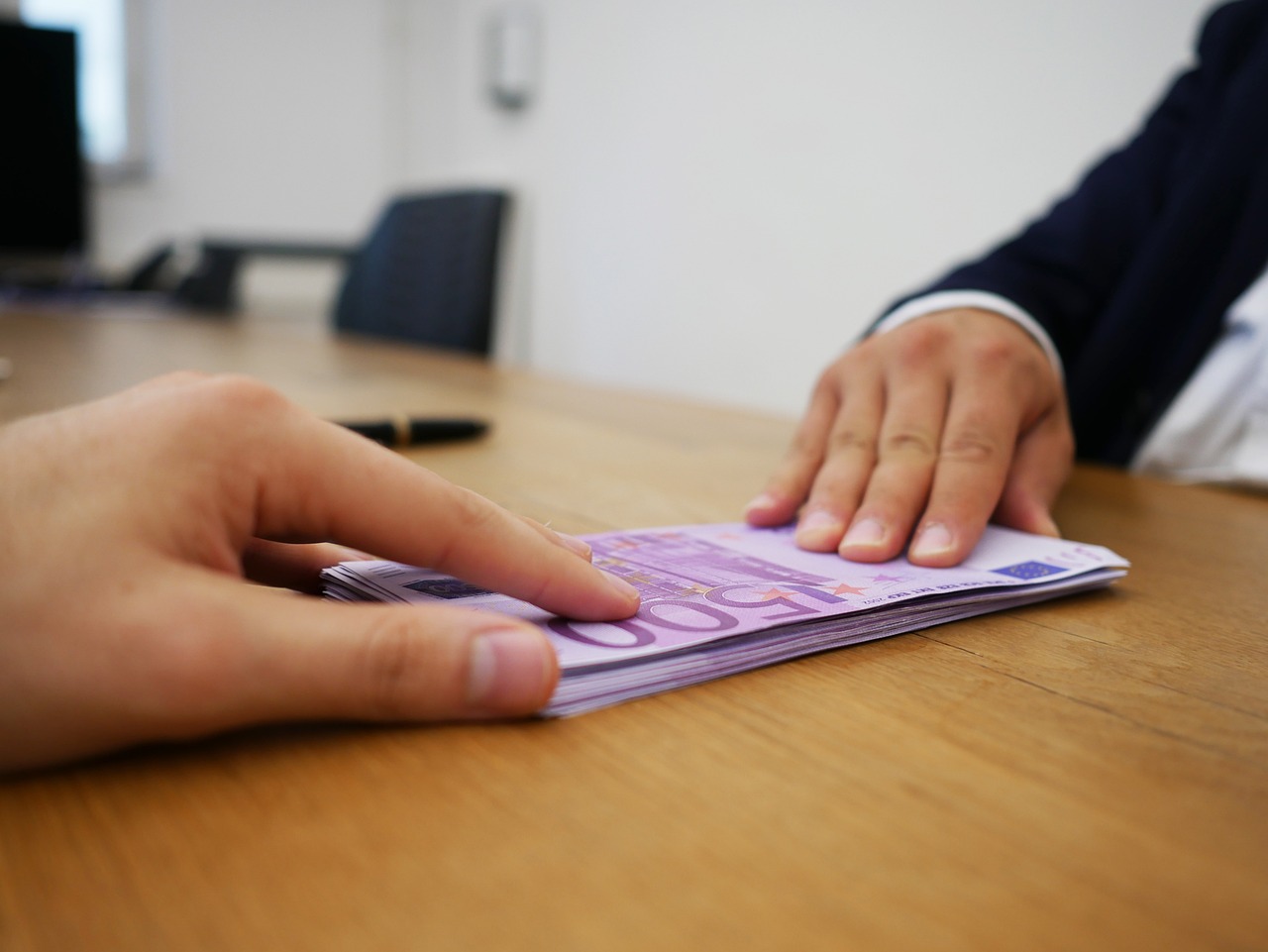 Uomo anziano che legge un avviso sul canone Rai, riflettendo sulla possibilità di non pagarlo più.