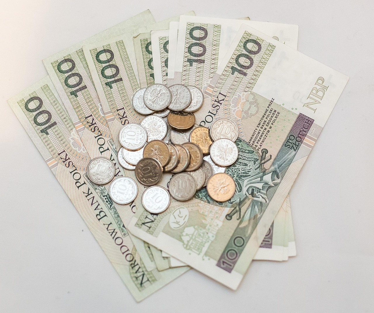 Immagine di un pensionato che consulta documenti finanziari, simbolo di aumenti pensionistici futuri.