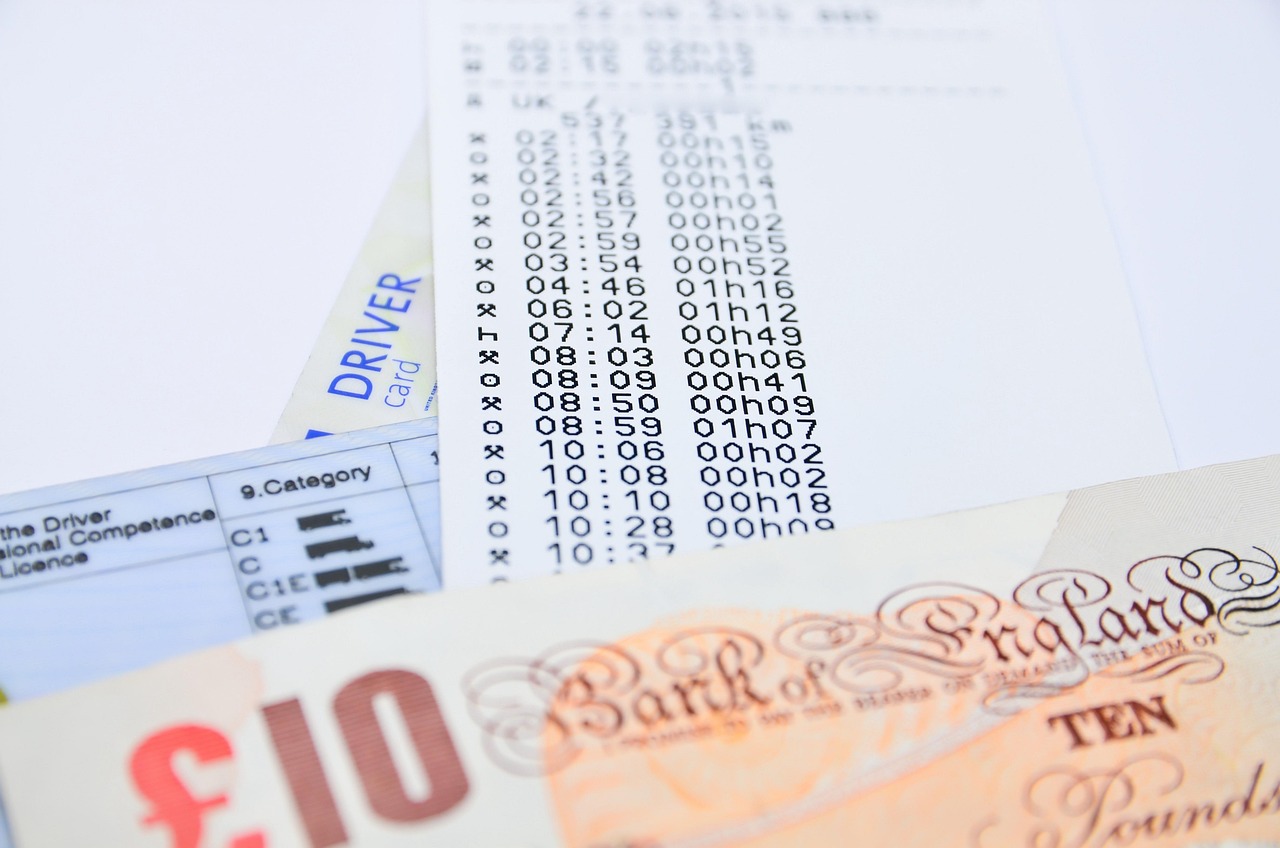 Un automobilista anziano sorride accanto alla sua auto, felice dell'esenzione dal bollo auto dal 2026.