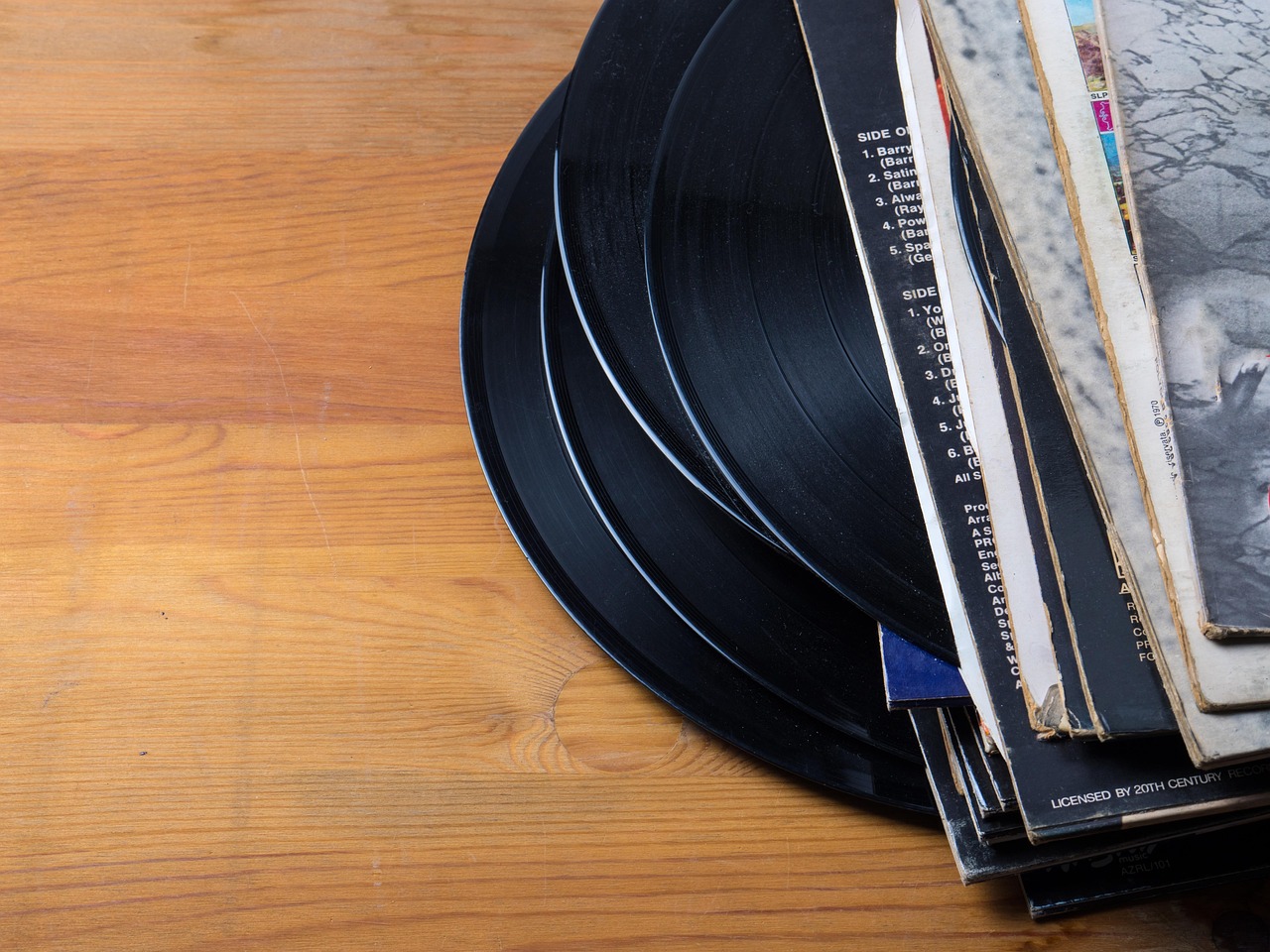 Dischi in vinile rari italiani esposti, evidenziando copertine e dettagli preziosi.