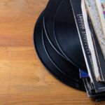 Vinili rari in esposizione, simbolo di collezioni preziose e opportunità di guadagno nel mercato musicale.