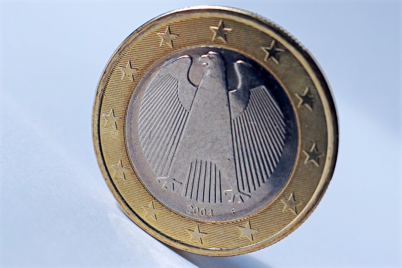 Moneta da 1 euro con l'aquila, simbolo di valore e bellezza numismatica.