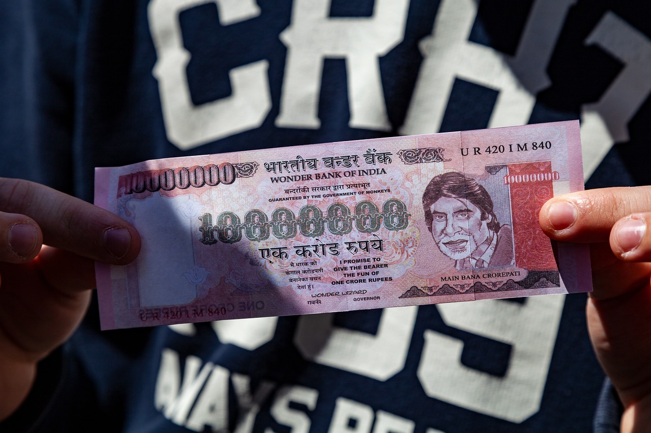 Giocatore felice con il biglietto Gratta e Vinci da 2€ e premio di 100.000 euro in mano.