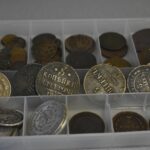 Immagine di monete antiche esposte in un collezionista, pronte per essere vendute.