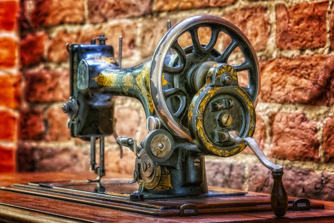Immagine di una macchina da cucire vintage, simbolo di valore e artigianato.