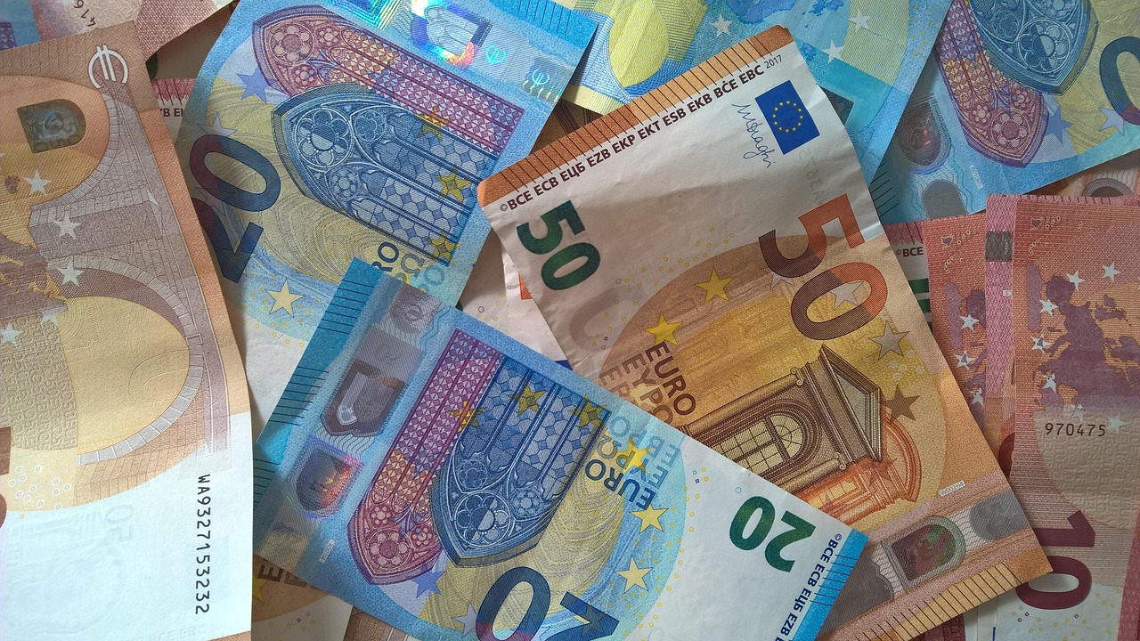 Vecchie banconote da 20 e 50 euro in primo piano, con informazioni su ritiro e sostituzione.