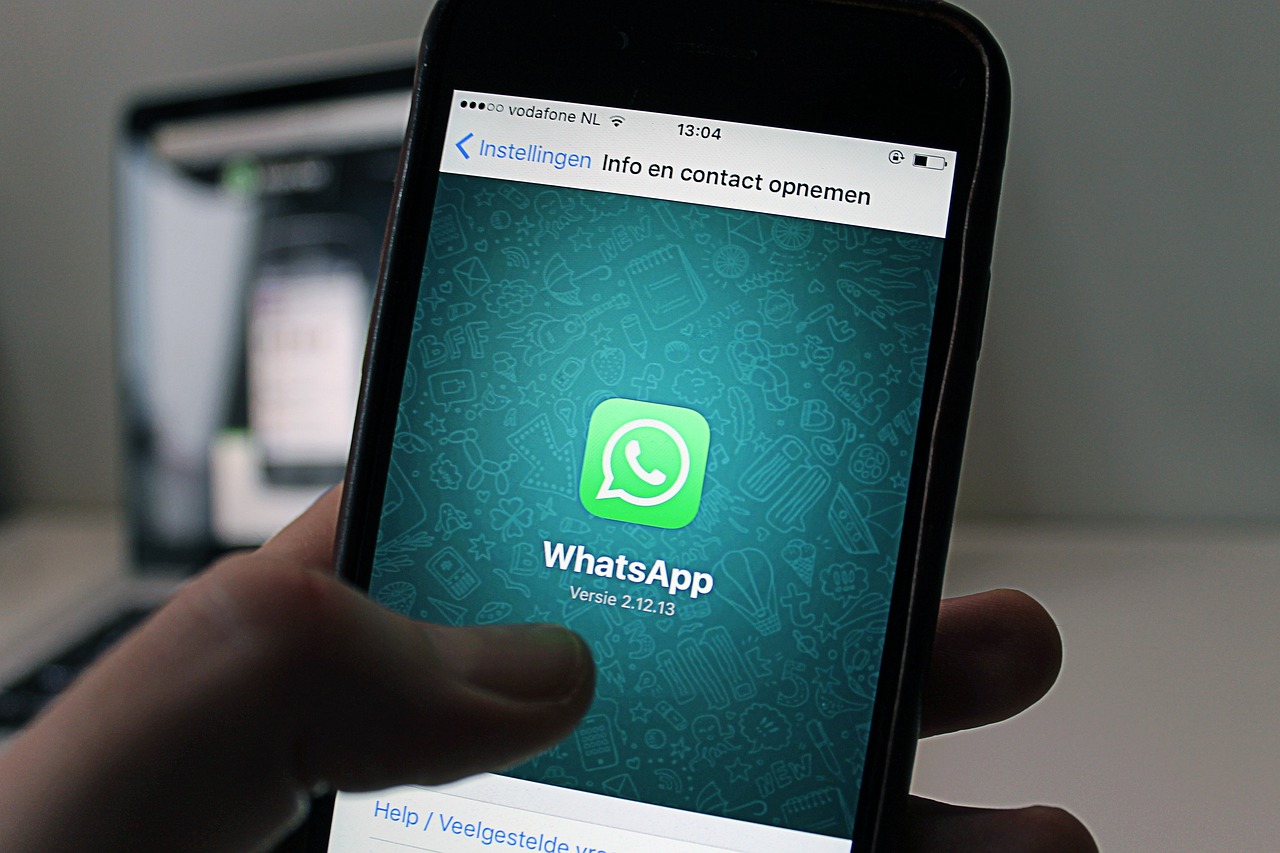 Guida visiva su come disattivare Meta AI su WhatsApp con passaggi chiari e semplici.