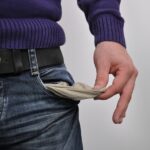 Un medico che esegue un prelievo di sangue su un paziente, evidenziando la pratica di prelievi ripetuti.