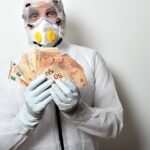 Pacchista al lavoro durante il programma 'Affari tuoi', con premi e offerte in evidenza.