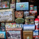 Scatole di latta vintage con stampe pubblicitarie, simbolo di un'epoca passata e collezionismo.