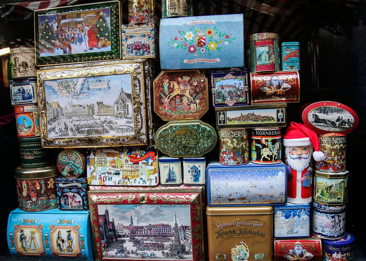 Scatole di latta vintage con stampe pubblicitarie, simbolo di un'epoca passata e collezionismo.