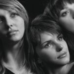 Giocatore di Affari Tuoi con buste colorate e il pubblico in attesa del verdetto finale.