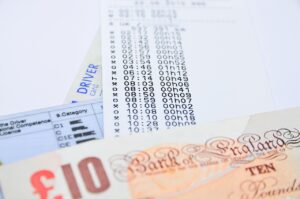 Immagine di un'auto parcheggiata con un cartello "Bollo auto" in evidenza, simbolo del pagamento della tassa automobilistica.