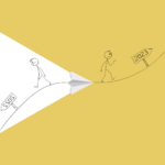 Uomo anziano sorridente che legge un documento sulla pensione anticipata.