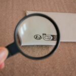 Simbolo di avvertimento sul libretto di circolazione che indica rischi di multe elevate.