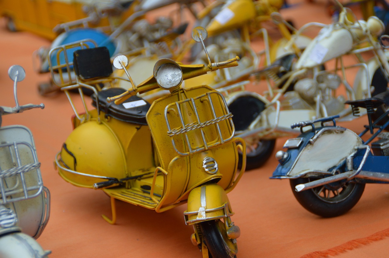 Vespa d'epoca restaurata, simbolo di stile e storia, in un contesto urbano.