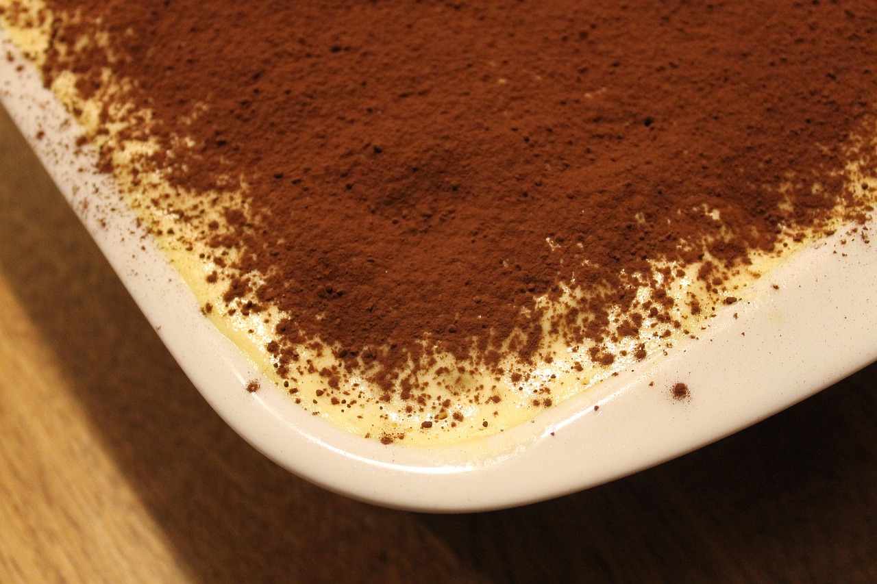 Montaggio dei tuorli per un tiramisù perfetto, con fruste e ciotola in evidenza.
