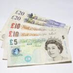 Sterlina d'oro su sfondo bianco, simbolo di valore e opportunità di vendita.